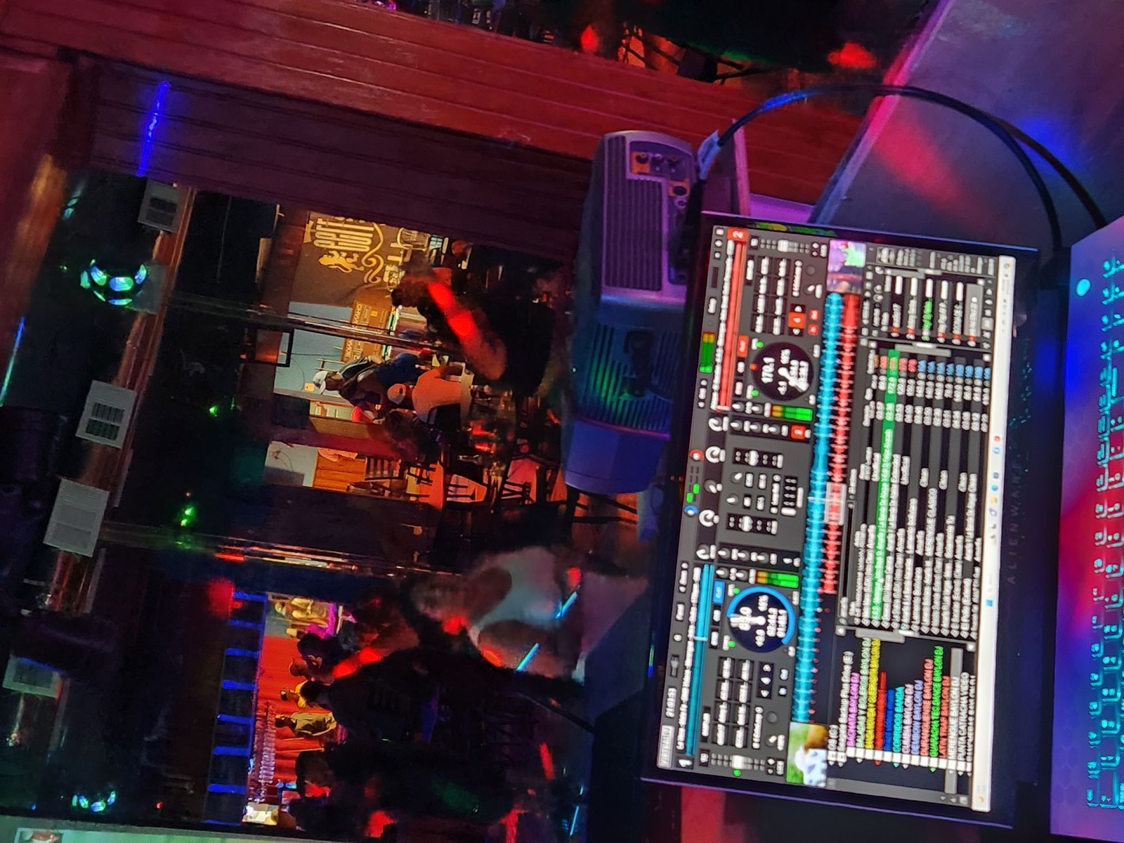 Multitud en una noche de Baylon DJ
