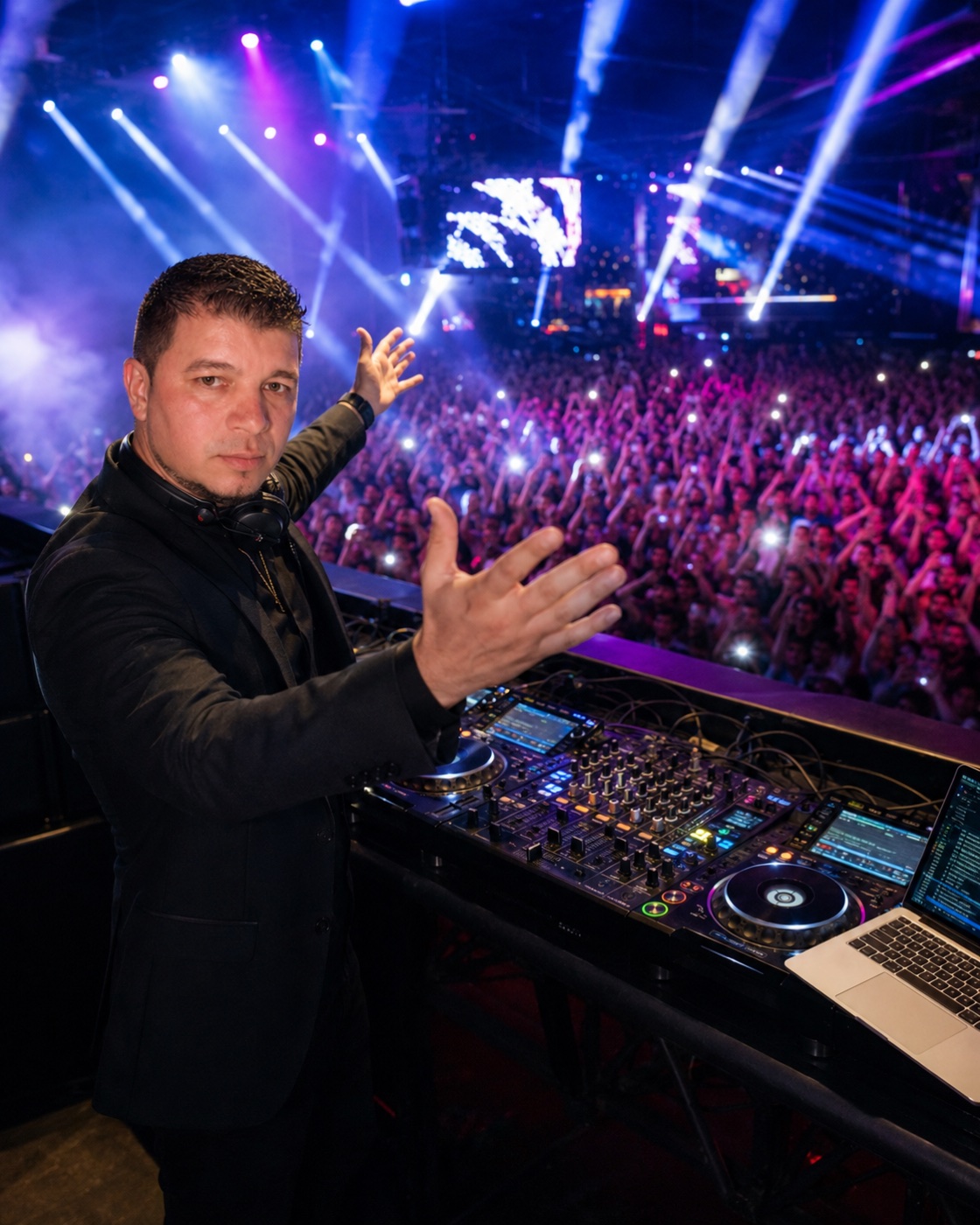 Baylon DJ con el brazo en alto ante el público